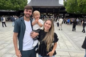 泽卡妻子更新社媒，晒出休赛期一家人在日本明治神宫游览照