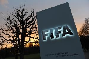 队报：里昂因欠款2000欧元，被FIFA禁止在未来三个转会期引援