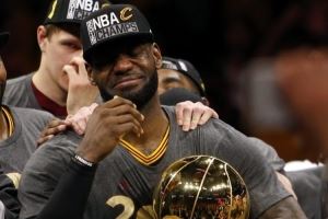 詹姆斯：73胜9负的勇士是更强的球队 我们只是士气更胜一筹🏆