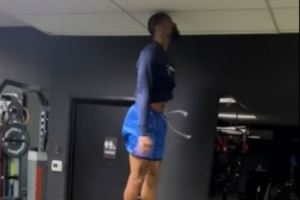 谁有意？训练师晒丁威迪弹跳力训练 头部已经顶到了天花板😮