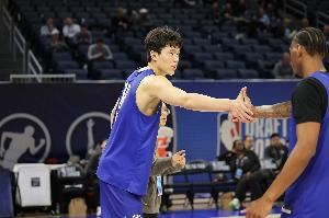 爵士媒体推荐杨瀚森：预测他首轮第29位被选中 进攻端和申京相似
