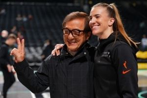 大哥来啦😝！成龙现身WNBA赛场与约内斯库合影 WNBA官方晒照