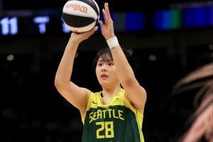 🤬5中0打26分钟！7中1打12分钟😭李月汝6分钟6分被死死摁住！